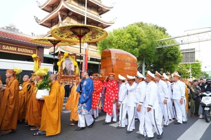 Cung tiễn kim quan Trưởng lão Hòa thượng Thích Trí Tịnh rời chùa Vĩnh Nghiêm